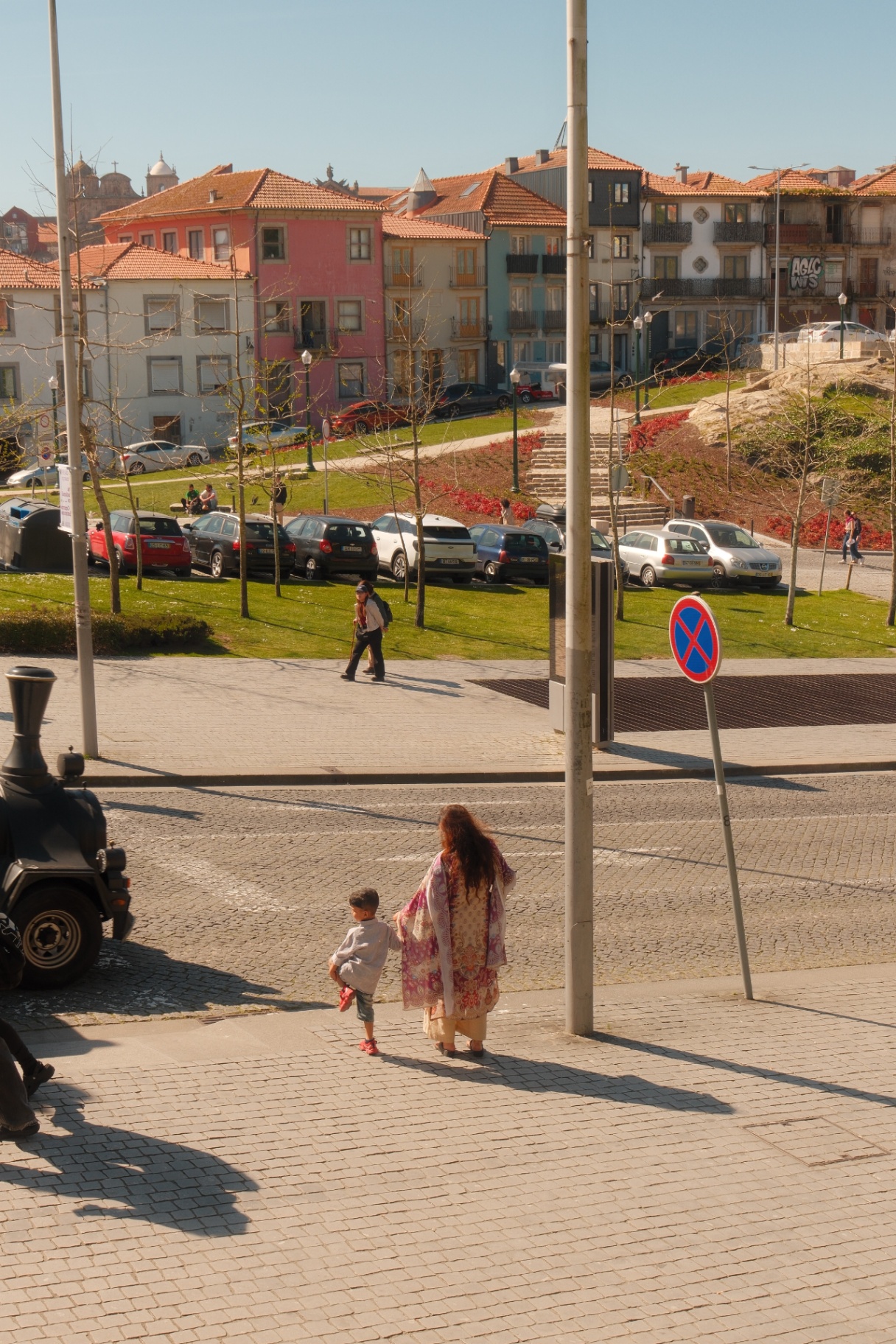 Mother and child crossing a Porto street