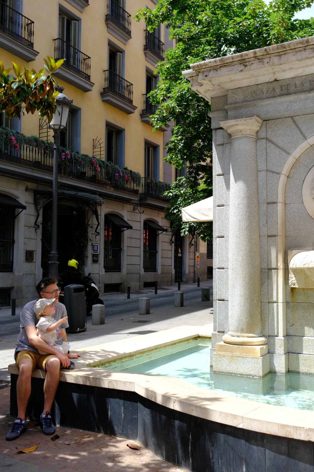 Father and child by a fountain in Madrid