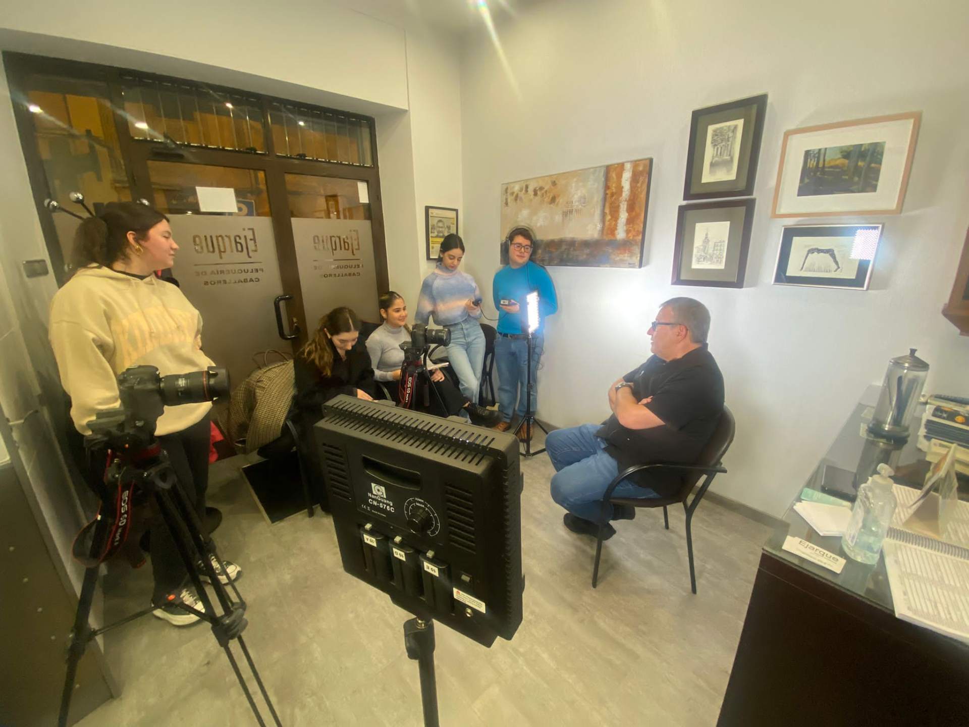 Behind the scenes during the interview with David Ejarque at his barbershop in Segovia